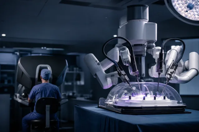 Des bras chirurgicaux robotisés opèrent sur un modèle d'entraînement en laboratoire