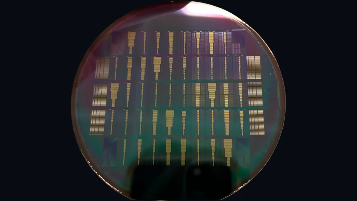 Plaquette de silicium photographiée avec des circuits photoniques intégrés