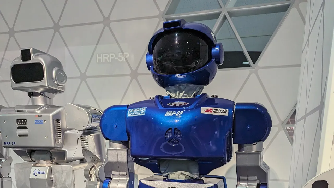 Robot humanoïde bleu à visière noire, bras articulés